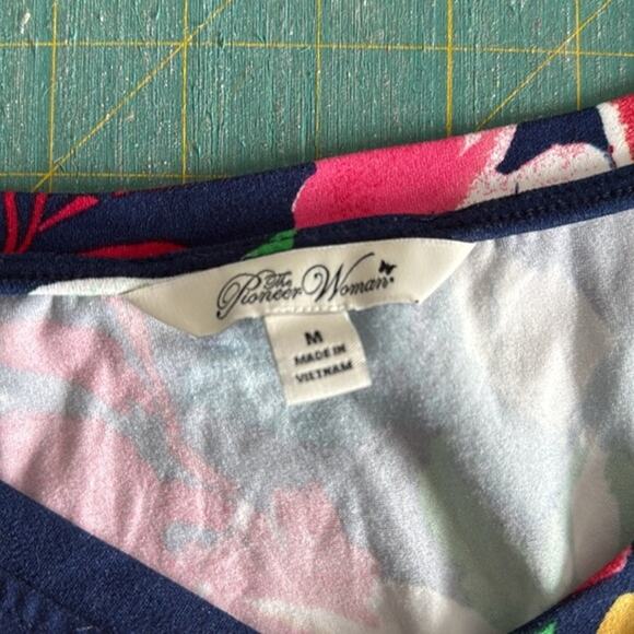 Pioneer Woman Bright Floral V-Neck Pullover Top 3/4 Sleeves sz Medium - Picture 3 of 6